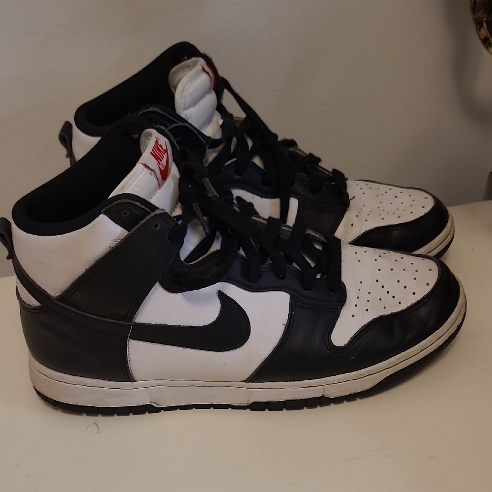 Nike Black and White Sneakers - Picture 5 of 13